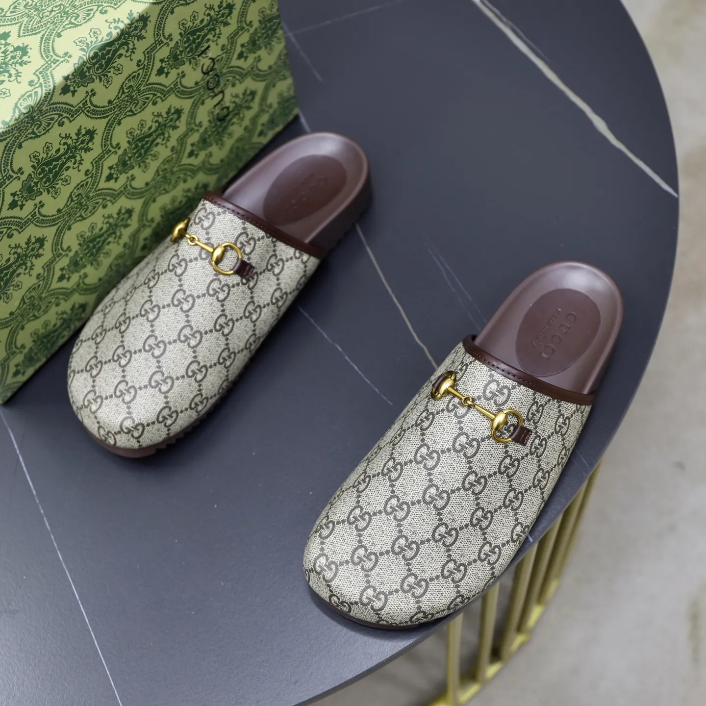 Ex-factory price: 340💰🙅‍♂️🙅‍♂️🙅‍♂️Couple model Brand: GUCCI Standard code: 35-44 (45 customized) Grade: Same as the official website Material: Original leather design Original lightweight wear-resistant molded outsole Style category: Men's fashion sandals Distinguished luxury brand elements Top luxury Color: Actual picture color